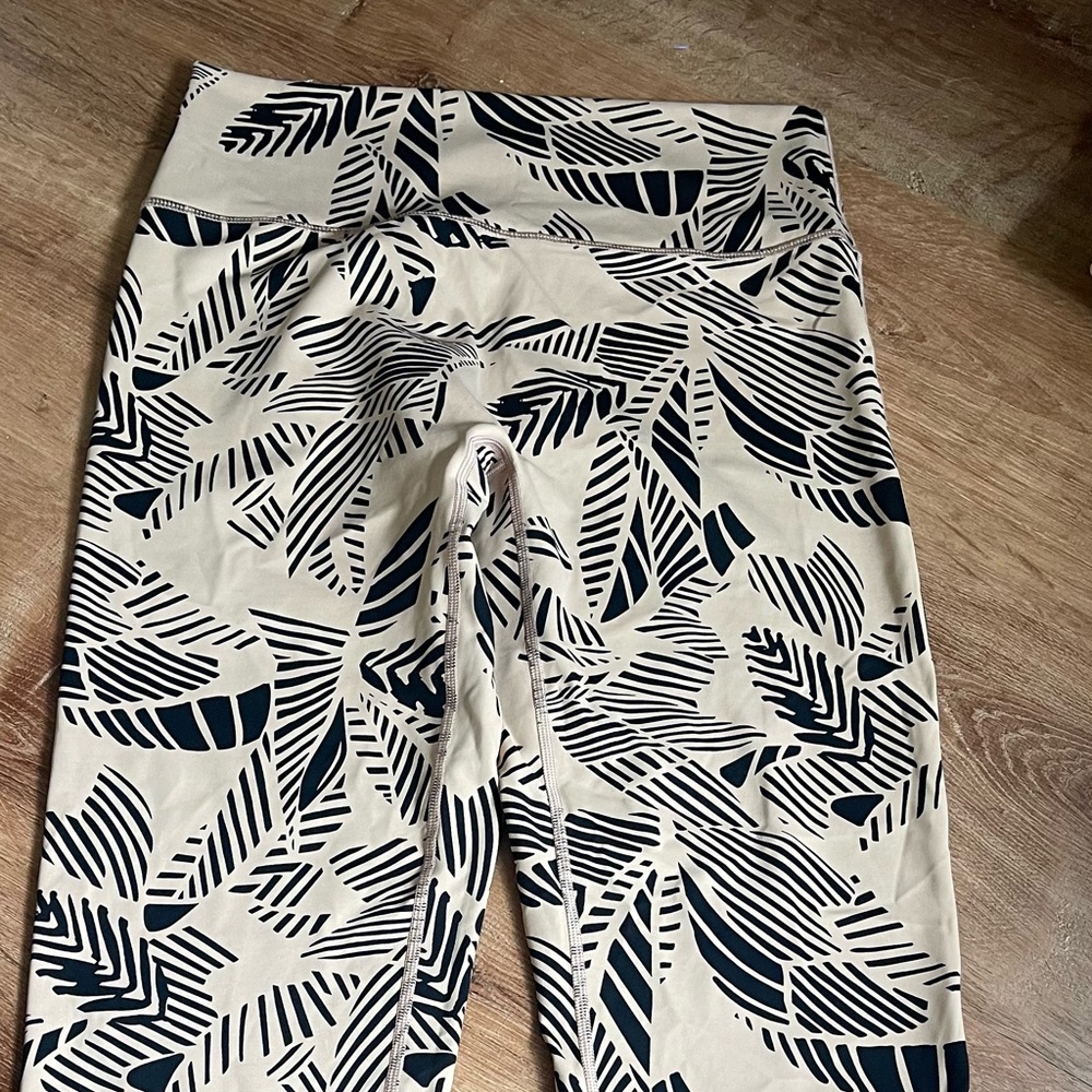 Aerie Black and Cream Patterned Leggings